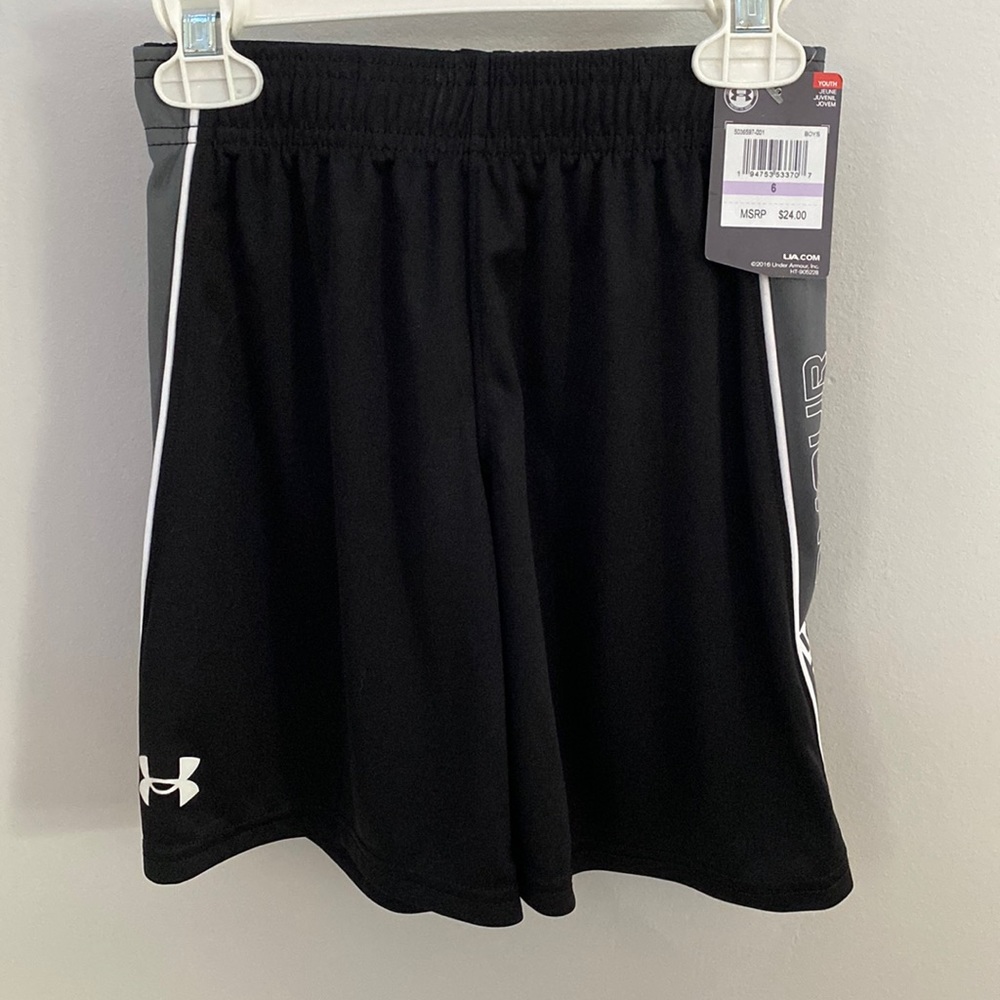 Under Armour boys 6 black shorts